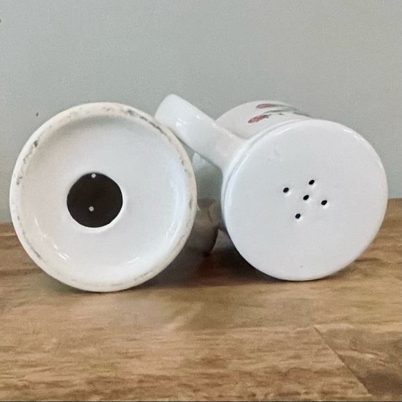 Vintage McCoy Strawberry salt and pepper shaker set - Picture 2 of 4